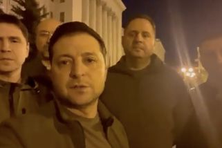 Prezident tut. Dva muži z legendárního videa museli změnit místo - Seznam Zprávy